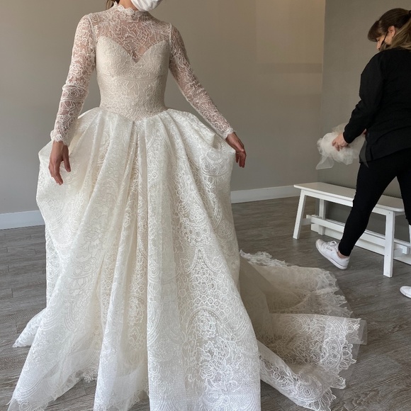 VERA WANG WEDDING DRESS - Picture 13 of 13